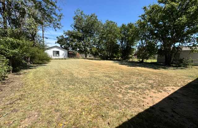 2 bedroom in Norman! hardwood floors, laundry connections and a huge backyard! Gallery 3