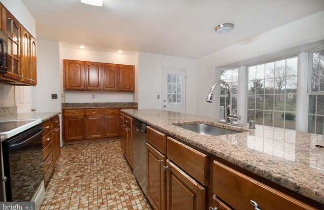 8208 BUCKSPARK LANE W Gallery 4