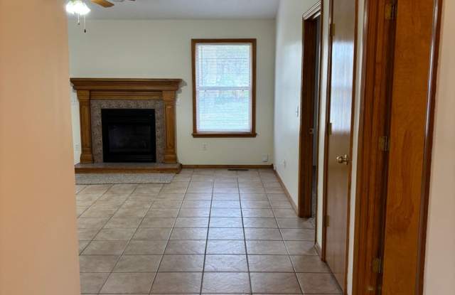 All brick, 3 bedroom, 2 bathrom, 2 car garage ranch home in the Kickapoo school boundaries Gallery 4