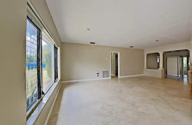 2720 SW 15th Ct Gallery 2