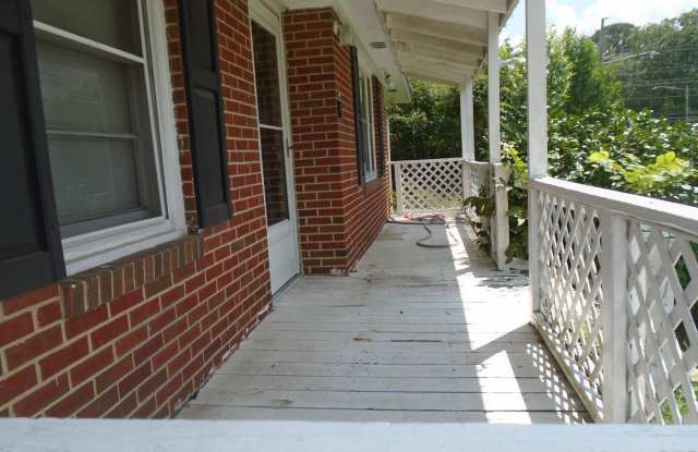 3 Bed / 1 Bath Available in Lafayette Villiage! Gallery 3