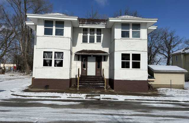 107 E Davis St - 107 East Davis Street, Danville, IL 61832