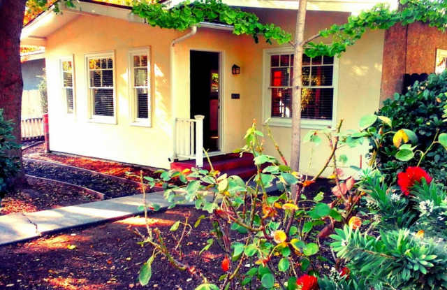 Adorable 2 Bedroom House! Gallery 1