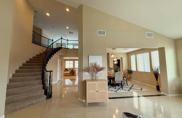 Luxury 6/BD 4.5/BA Large Furnished Home with Dual Primary Suites in Gated Community Gallery 3
