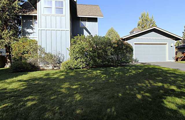 Charming 3-Bedroom Home in NE Bend – Close to St. Charles photos photos