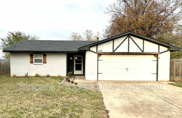 635 W Hillcrest Dr - 635 West Hillcrest Drive, Mustang, OK 73064