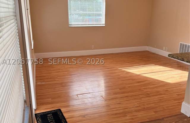 1125 NE 16th Pl Gallery 3