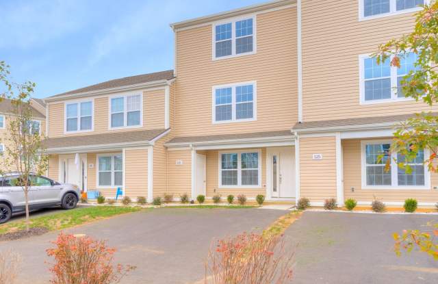 Oak Tree Townhome - 3 story, 3 Bed, 3.5 Bath Gallery 1