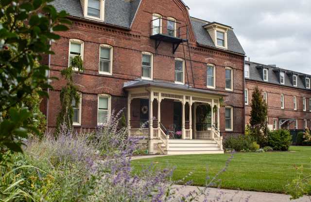 40-42 Round Hill Rd - 40-42 Round Hill Road, Northampton, MA 01060