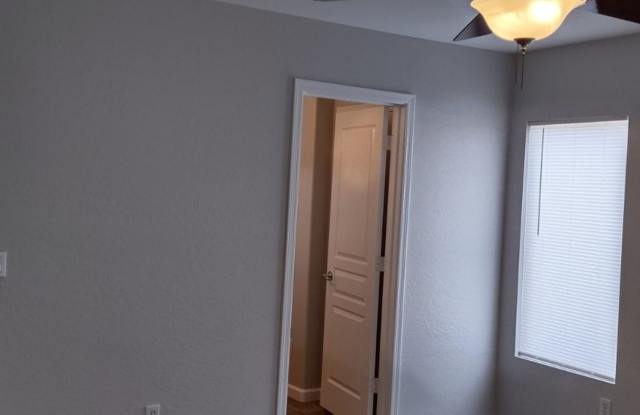 BEAUTIFUL HOUSE IN EL MIRAGE! NO HOA!! Gallery 4