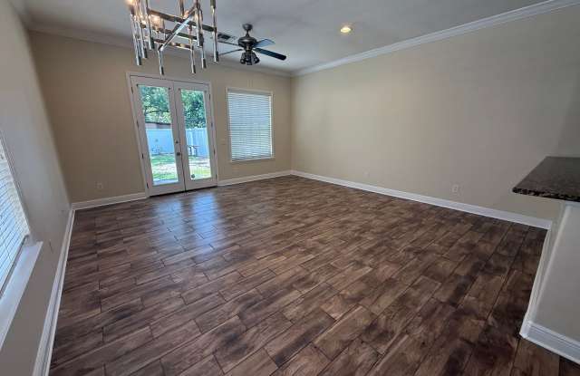 ORLANDO: 3 Bed/2.5 bath, 2 Story Townhome in Golden Heights! Gallery 3