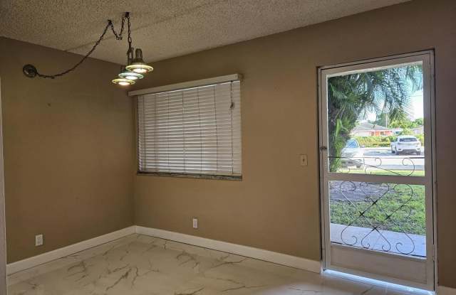 300 VILLAGE GREEN Circle S Gallery 4