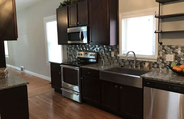 Large Renovated Home Located in the Heart of the Hill! Gallery 3