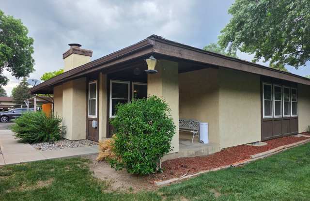 Massive 5 Bedroom Townhouse in Aurora photos photos