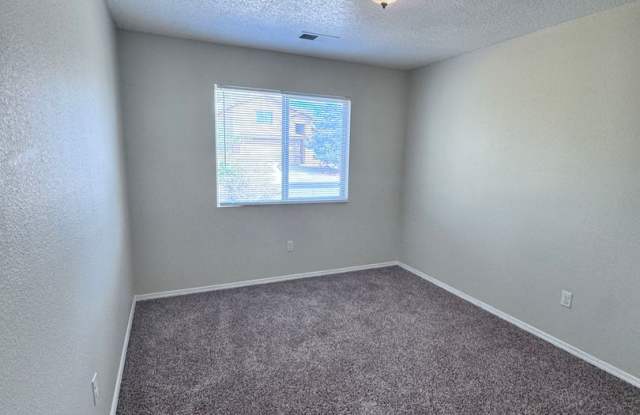 Fall Special! 1/2 off deposit - 3 Bed 2 Bath 1500 sq ft home New Paint & New Carpet Gallery 4