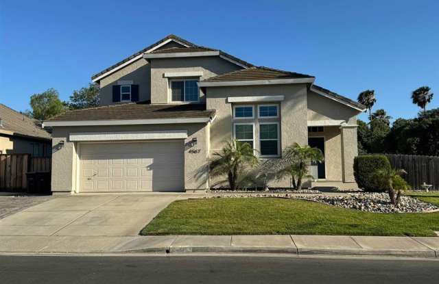 Beautiful and maintained 4 bedroom 2.5 bathroom home in a great neighborhood!! photos photos