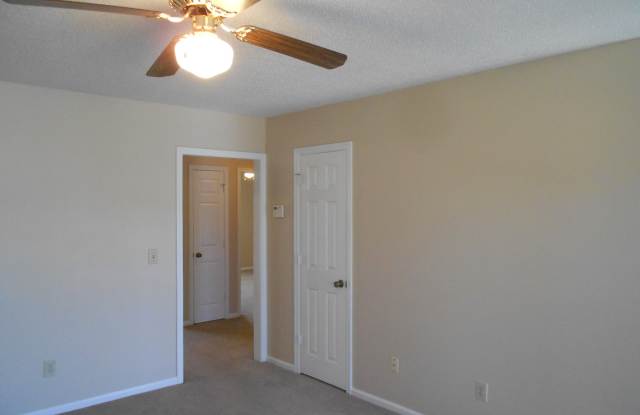 2 BR Townhome with lawn care included Gallery 4