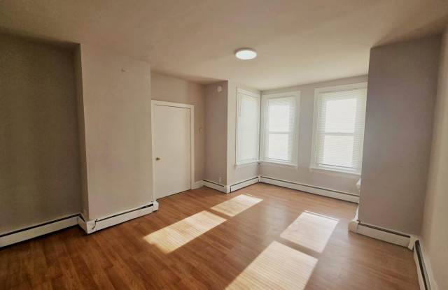 5526 N MASCHER Street Gallery 2