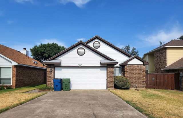 939 Boxwood Drive - 939 Boxwood Drive, Lewisville, TX 75067