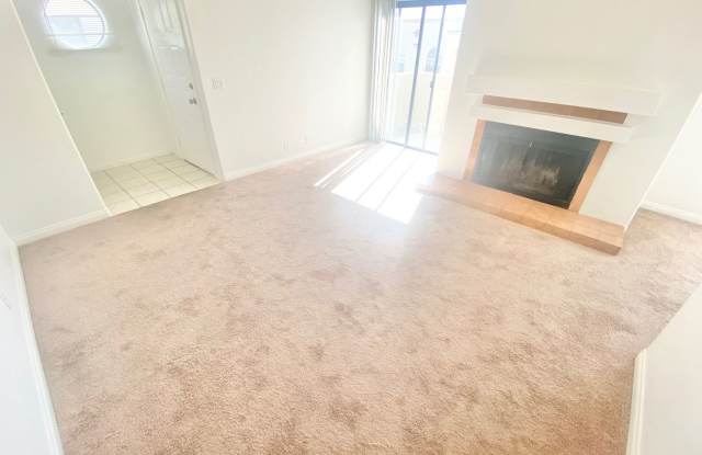 2 BEDROOM /2 BATH CONDO UNIT LOCATED IN A GATED COMMUNITY , W/ COMMUNITY POOL! Gallery 3