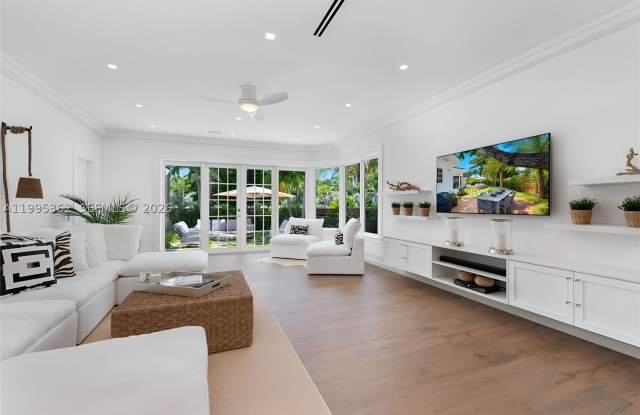 2575 Pine Tree Dr Gallery 3