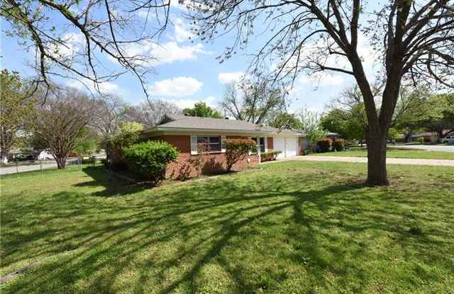 5821 Westcrest Drive W Gallery 2