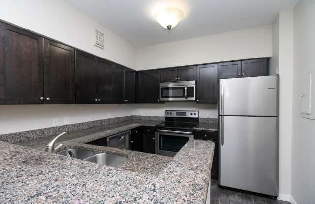 ** 1 BEDROOM\1 BATH UNFURNISHED 1ST FLOOR UNIT AVAILABLE FOR A LONG-TERM TENANT ** LAKE VIEW ** UPDATED UNIT ** THE RESERVE OF NAPLES GATED COMMUNITY ** Gallery 3