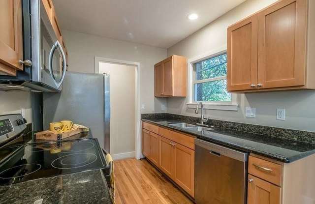 U District - Beautiful 2 Bed / 2 Bath Townhouse Gallery 4