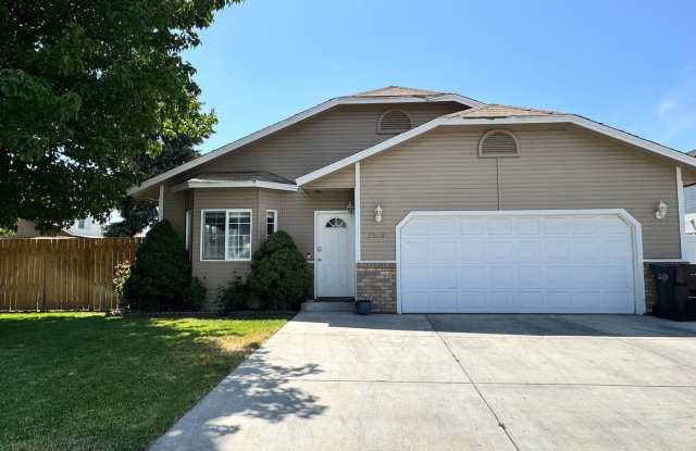 Occupied, do not disturb tenants. West Valley 3 br 2ba Dbl garage, LVP flooring and more! photos photos