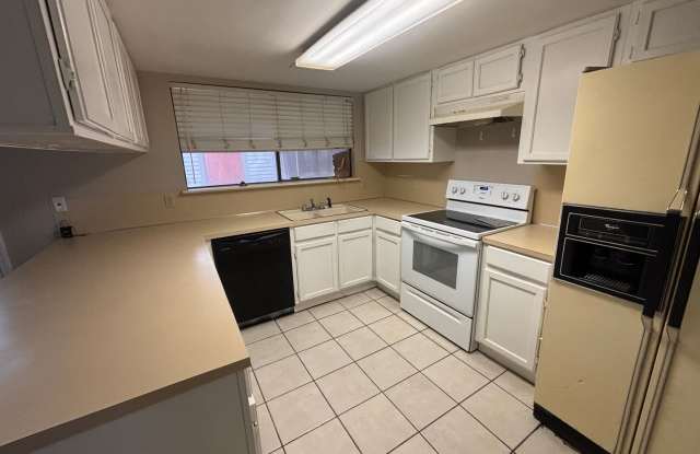 SPACIOUS COZY TOWNHOME IN GATED COMMUNITY Gallery 4