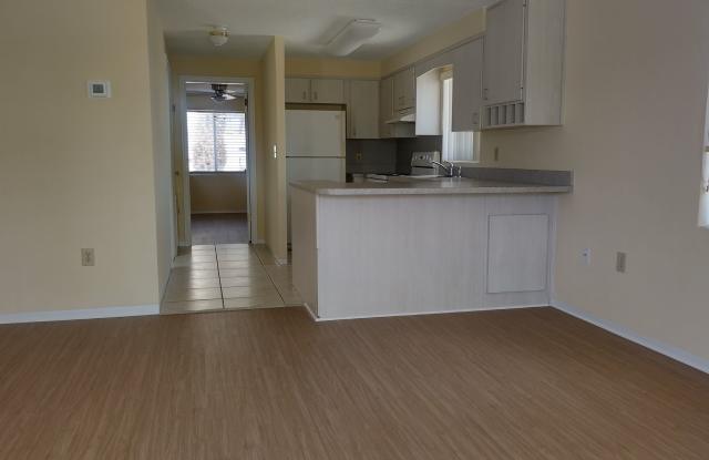 1 bedroom, 1 bathroom end unit condo beachside Gallery 3