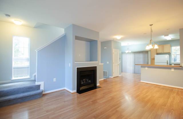 Charming 3bd/3bth end-unit townhome in the sought-after Parkside at Dulles! - 23101 Fontwell Square, Oak Grove, VA 20166