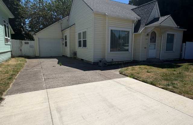 2 Bedroom with a garage with Large fenced yard! Gallery 3