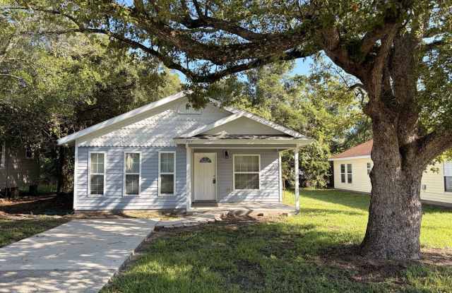 Convenient Location! Northside 3/2 Available Now! Pet Friendly! photos photos
