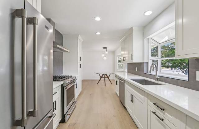 Beautifully Remodeled & Spacious 4bd Single Story House Gallery 3