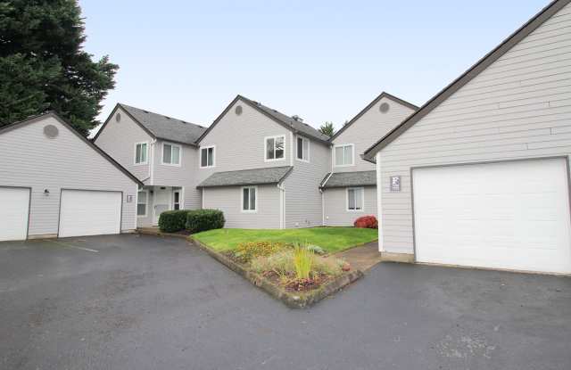 Stylish and Conveniently Located 3 Bed, 2.5 Bath Townhouse in Milwaukie - 7292 Southeast Thiessen Road, Oatfield, OR 97267