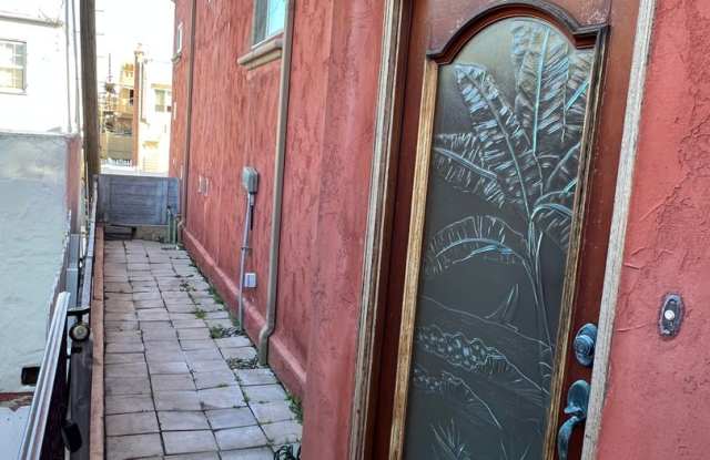 Spacious 2 Bedroom 2.5 Bathroom Condo in Mission Beach Gallery 1