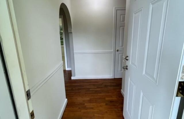 Four-sided Brick Ranch, Beautiful, Level Lot Gallery 2