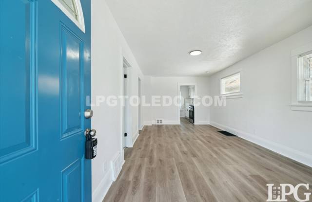 1952 Fairfax Ave - 1952 Fairfax Road, Toledo, OH 43613
