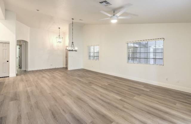 908 Majestic Oak St Gallery 3