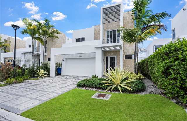 10330 NW 68th St photos photos