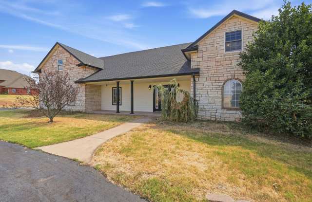 Large 5 Bedroom Home with In-ground Pool, Storm Cellar and Workshop Gallery 3