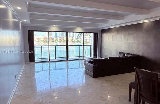 4000 NE 168th St photos photos