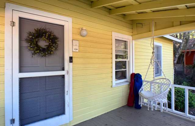 Lovely 2 Bedroom, 1 Bathroom Home (Huge Backyard) Gallery 3