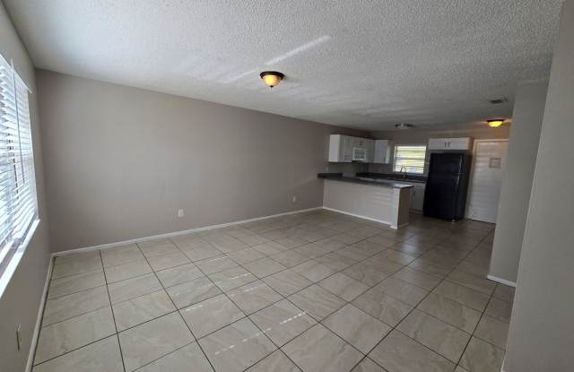 Cozy 2 bedroom/1 bath Duplex Gallery 4