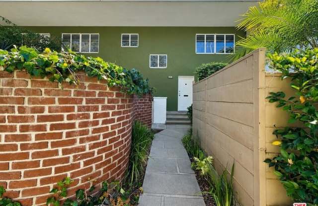 5370 1/2 Village Grn Gallery 2