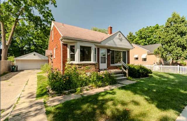 Beautifully updated 3-bedroom, 3-bath Bungalow Gallery 1