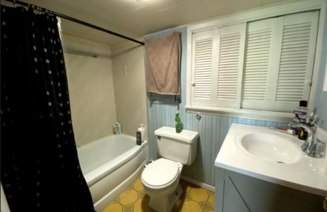 "The CABIN," 3 bed, 1 bath home with huge yard! Gallery 3