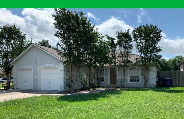 3/2/1 Duplex / Luxury Vinyl Plank - NO Carpet!! Close to IH 35 for commuters. 1 Month Free Rent. photos photos