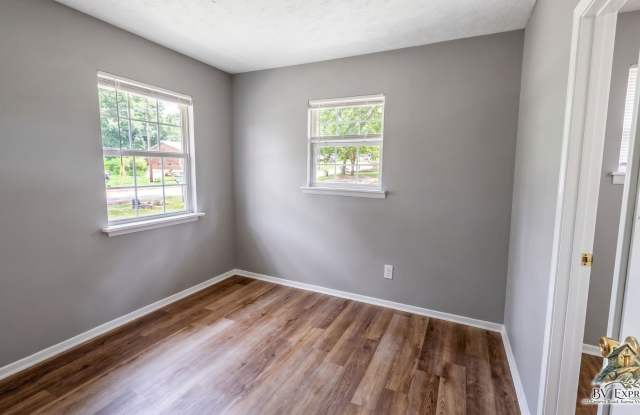 Welcome to Your Cozy, Comfortably Updated Cottage! Gallery 3